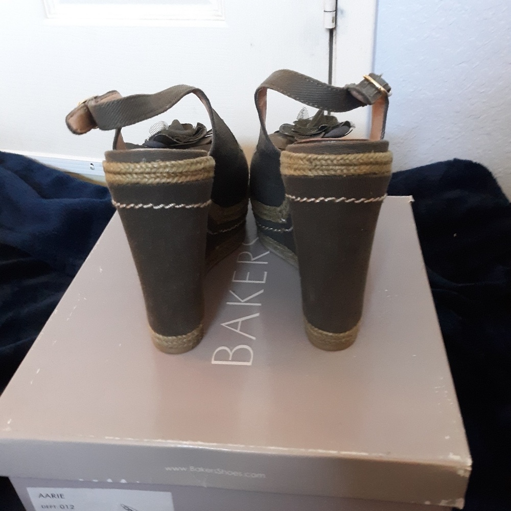 Shoes - Picture 2 of 3